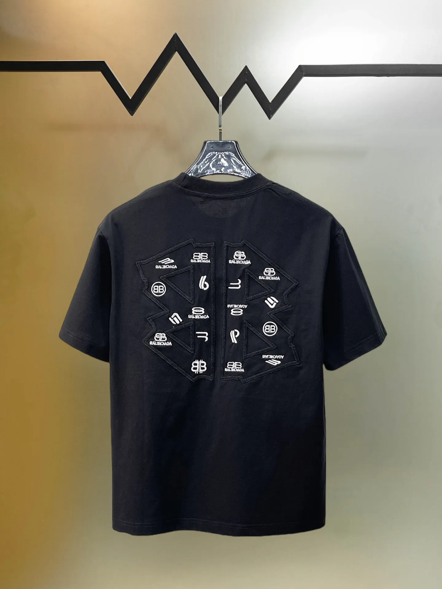 Balenciaga's high-end top-quality products 🐮2026 Spring and Summer New Arrival first counter, the latest New Arrival short-sleeved round neck T-shirt, Premium customized design, avant-garde and fashionable! Brand logo heavy craftsmanship design Premium customized 260g fabric. Soft to the touch. Comfortable to wear. Counter-level exquisite stitching. Fine workmanship. The upper body effect is incomparably handsome! A must-have item for men and women with the same style! Sizes: S~XXL When placing an order, please state your height and weight. The maximum wearing size is 210 pounds (one size larger)